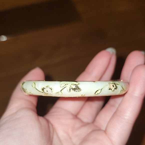 Elegant Gold and Cream Floral Bangle - Picture 2 of 4